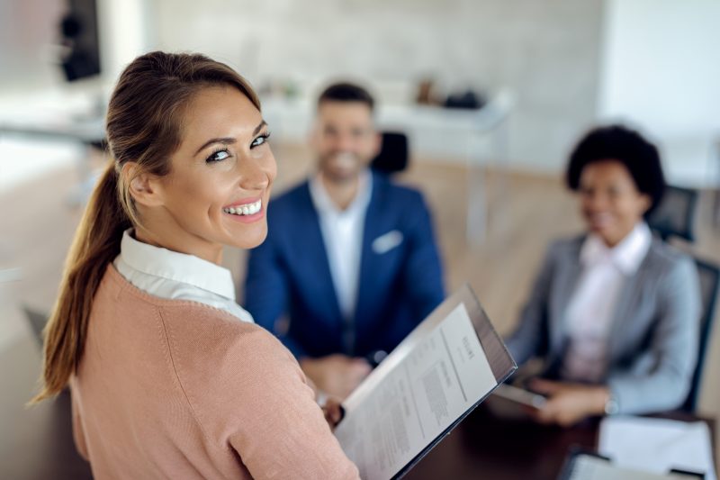 recrutadora no meio de uma entrevista recrutadora buscando perfil com habilidades de liderança