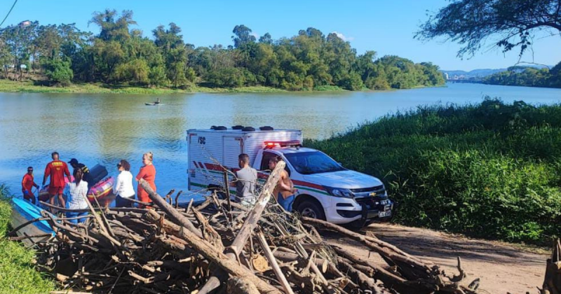 Homem morre afogado no Rio Tubarão Imagem de uma ambulância perto do rio Tubarão, para fazer referência ao homem que morreu afogado no local