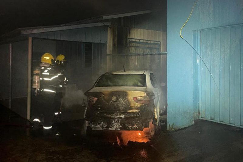 Homem é preso em Chapecó após incendiar carro de familiares da ex e causar acidente em fuga Homem é preso em Chapecó após incendiar carro de familiares da ex e causar acidente em fuga