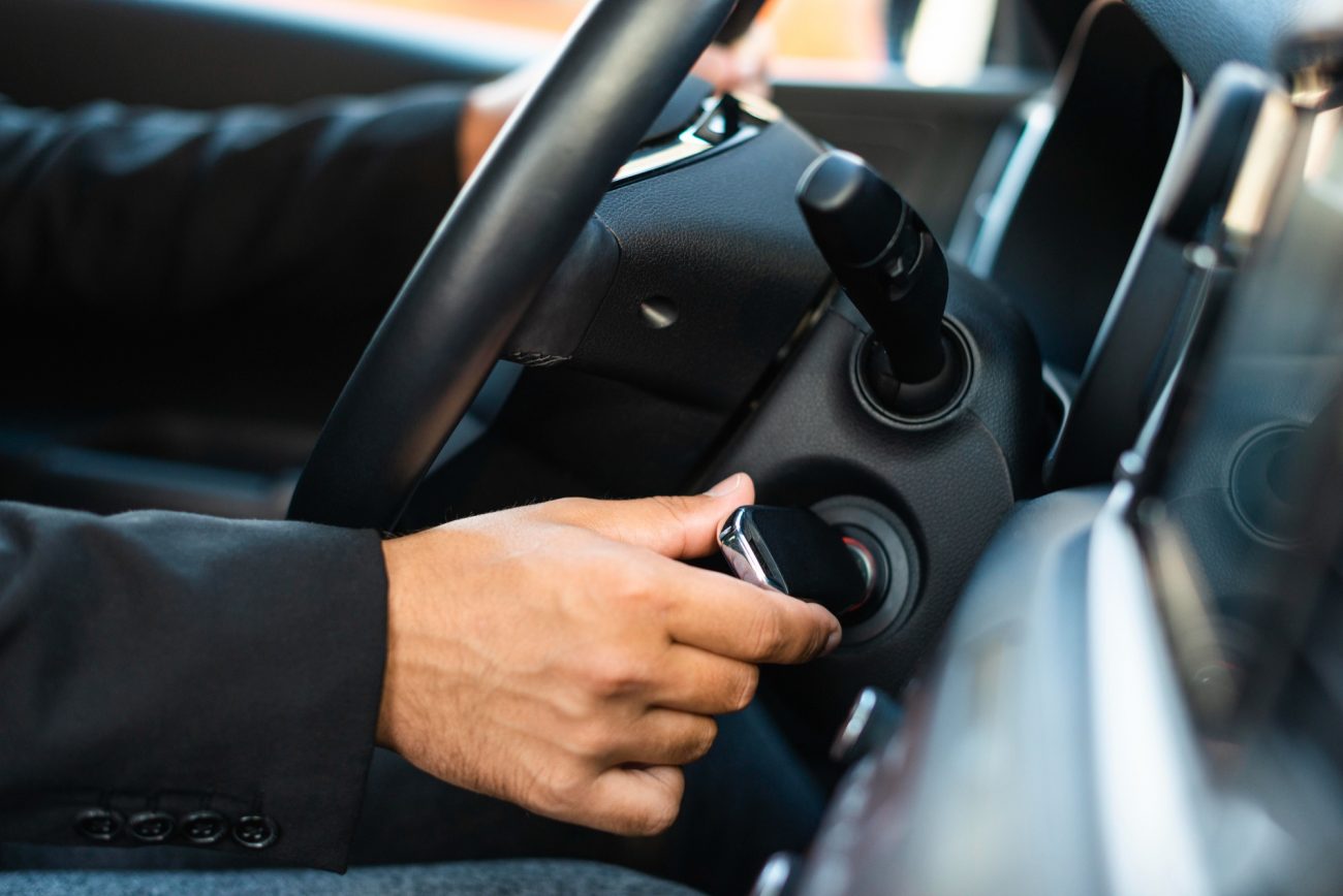 na foto aparece um homem girando a chave para aquecer o motor e lubrificá-lo na foto aparece um homem girando a chave para aquecer o motor e lubrificá-lo