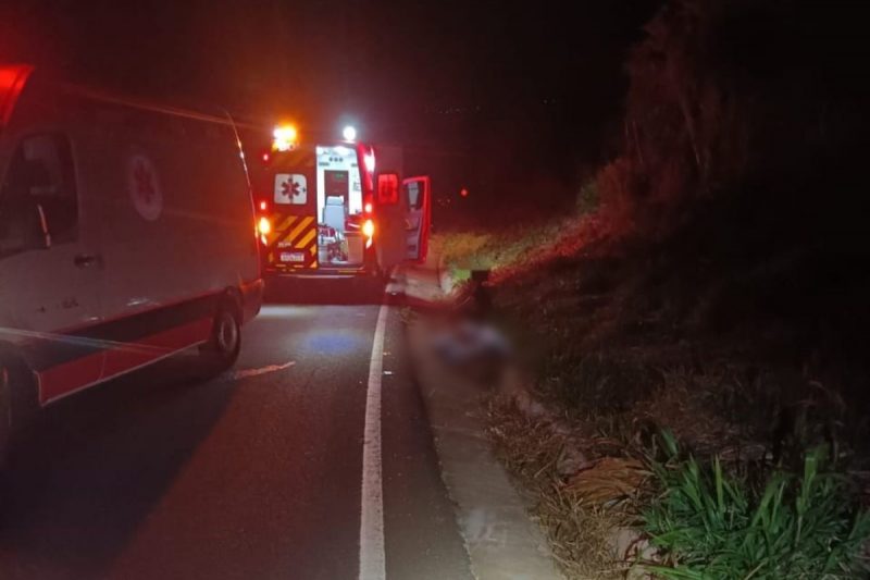 Homem morre e mulher fica gravemente ferida após atropelamento em curva na SC-480 Homem morre e mulher fica gravemente ferida após atropelamento em curva na SC-480