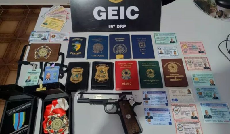 Crachás, identidades e passaportes foram apreendidos na casa do suspeito Crachás, identidades e passaportes foram apreendidos na casa do suspeito