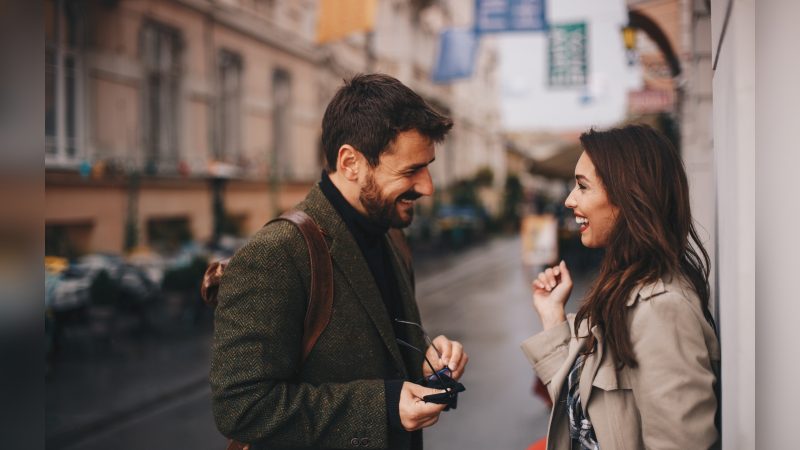 Homem provedor Homem segurando óculos sorrindo para mulher