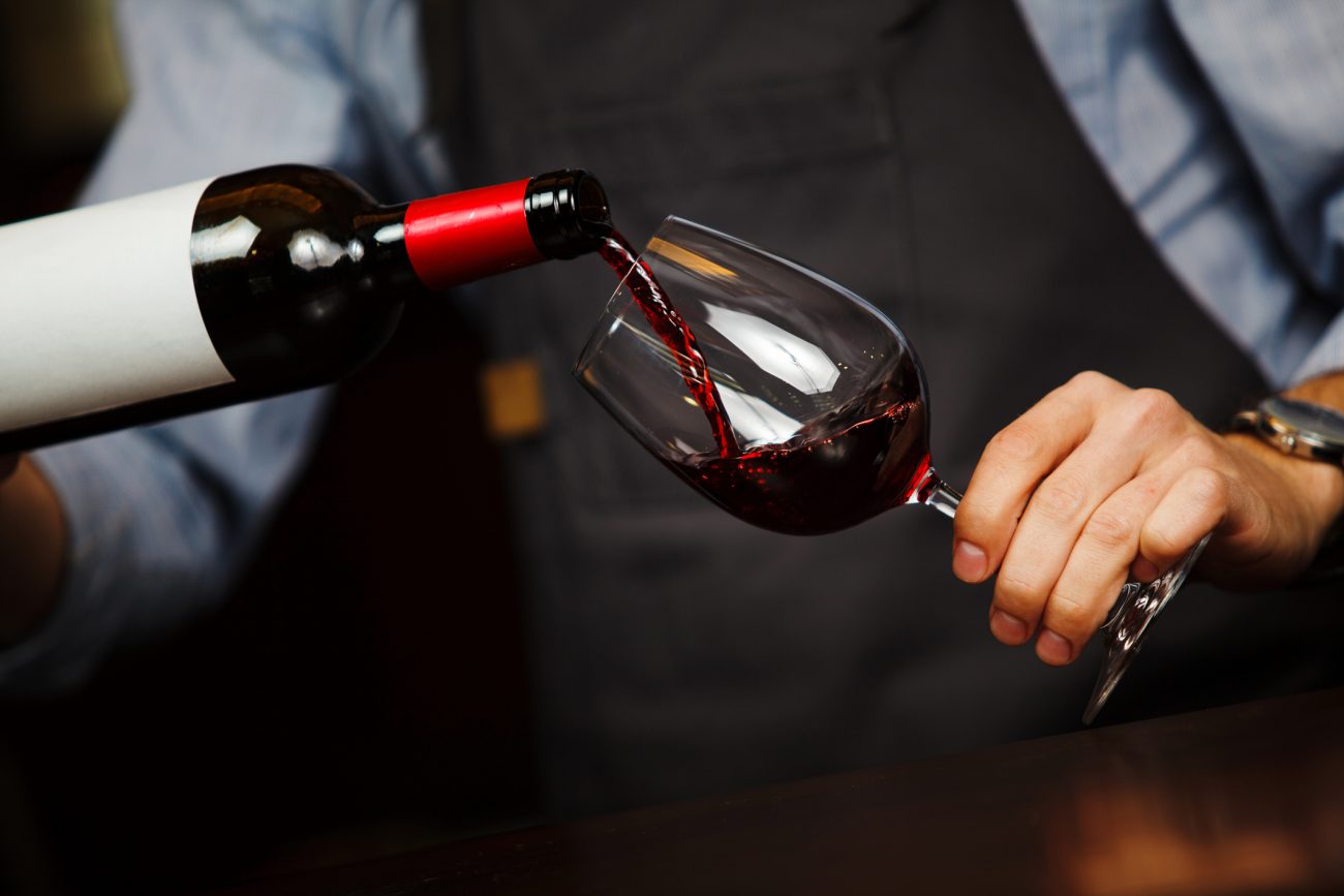 Vinho Homem servindo taça de vinho