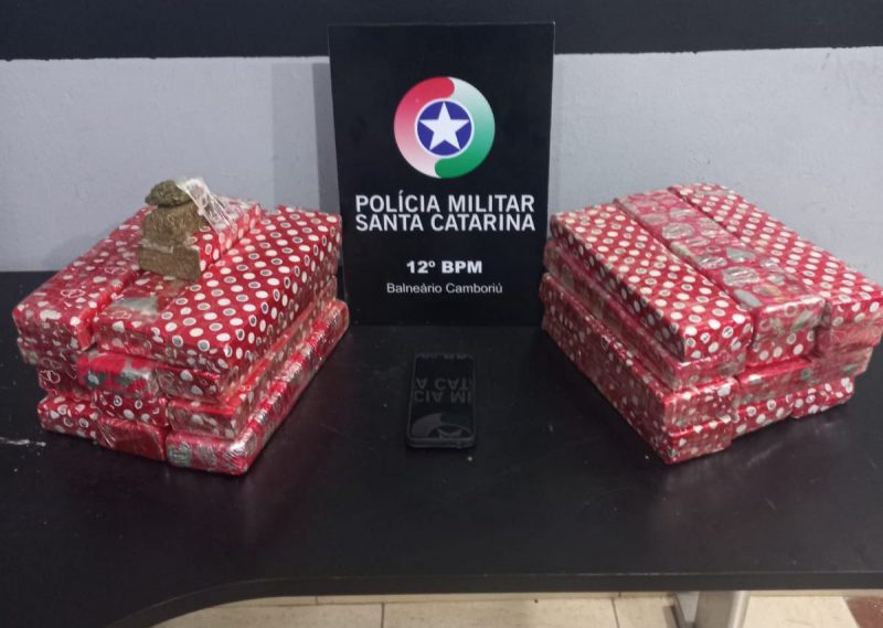 Foto mostra maconha apreendida Foto mostra carga que foi apreendida após homem pedir carona com 20kg de maconha