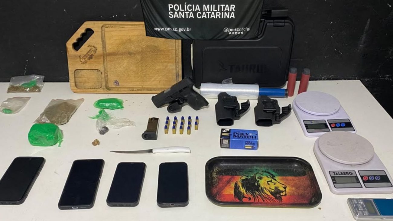 Itens apreendidos com suspeito Imagem da PM mostra itens apreendidos com homem que usava autorização de cannabis medicinal com o objetivo de traficar drogas