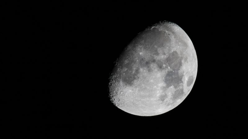 Imagem de Lua em céu escuro sem estrelas