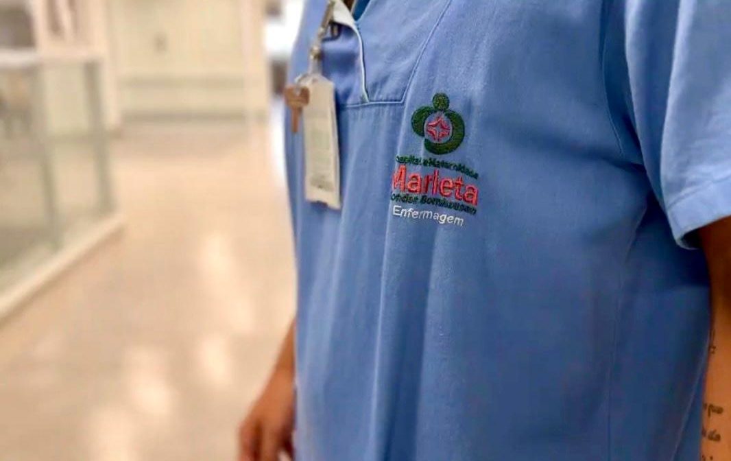 Funcionário do Hospital Marieta Foto mostra profissional com uniforme do Hospital Marieta para ilustrar matéria sobre mutirão de empregos