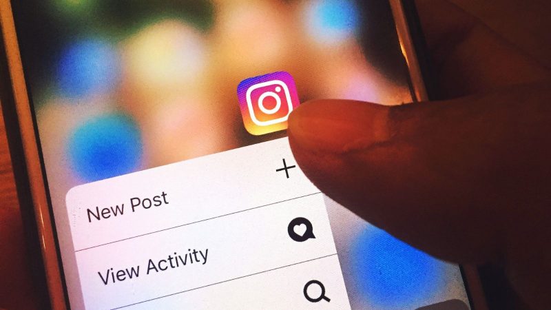 Imagem do ícone do aplicativo do Instagram na tela de um celular para ilustrar o que é o Dix, perfil do Instagram.