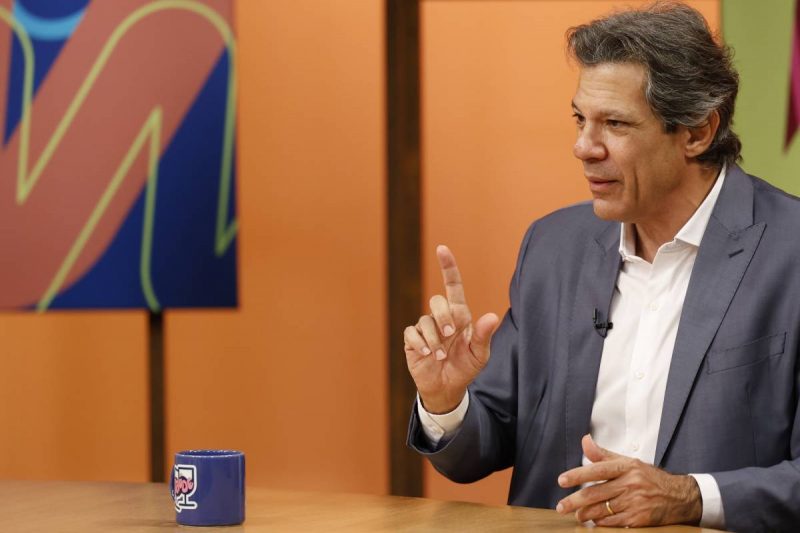 Idade de Fernando Haddad Idade de Fernando Haddad. Ministro está sentado na mesa do programa Sem Censura, da TV Brasil, com terno cinza e dedo para indicador apontado para cima. Qual a idade de Fernando Haddad?