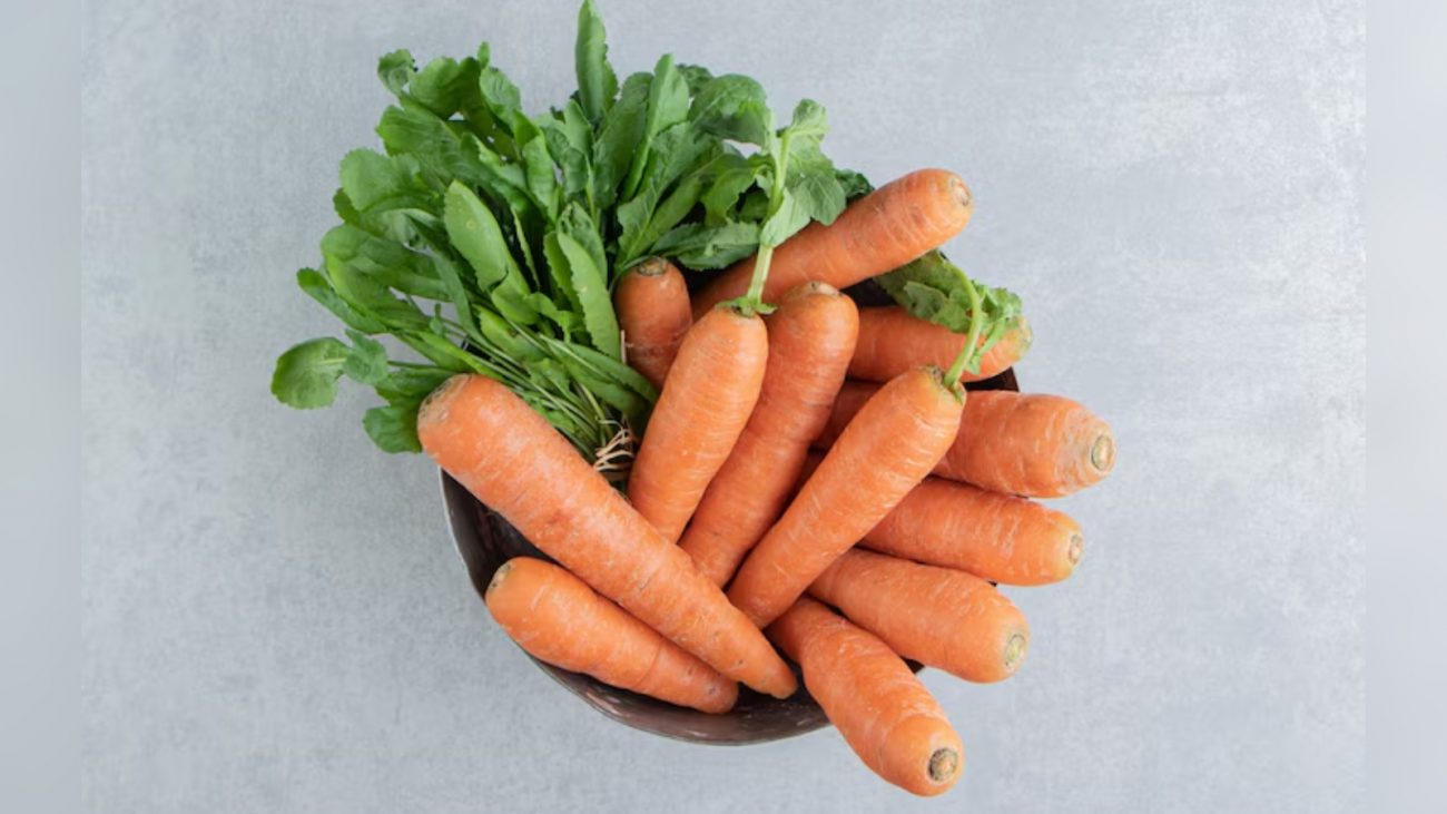 Depois do pepino, temos as cenouras que são ricas em betacaroteno, um composto que o corpo converte em vitamina A, essencial para a saúde do fígado e da vesícula biliar. O tubérculo contém fibras, que facilitam a digestão de gorduras e reduz o acúmulo de bile espessa que promove a formação de pedras. - Freepik/ND