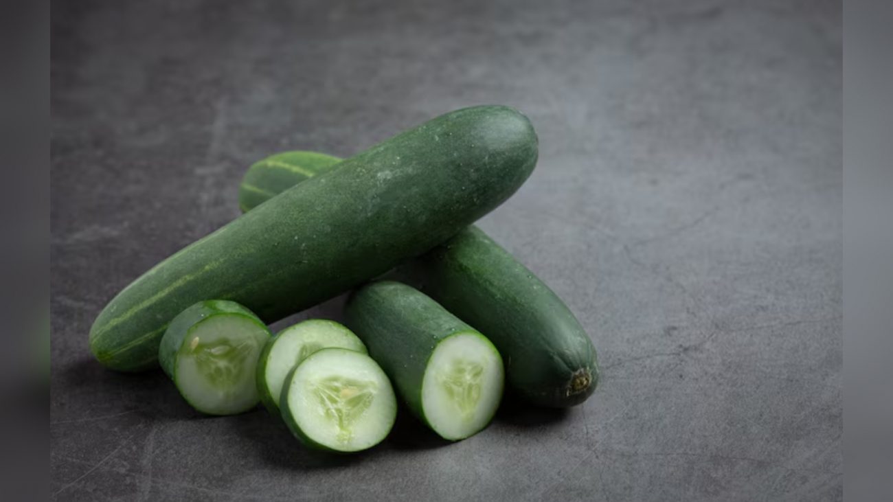 Tudo começa com o pepino, que é rico em água e minerais, sendo ideal para hidratar o corpo e promover a desintoxicação. O fruto contém antioxidantes como vitamina C e polifenóis que ajudam a proteger as células dos radicais livres. Além de seu poder diurético que pode contribuir para a eliminação de toxinas do corpo, incluindo as do sistema biliar. - Freepik/ND