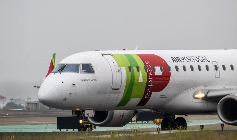 avião avião da TAP na pista