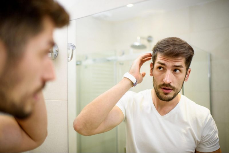 Queda de cabelo masculina: entenda as causas e descubra como fortalecer os fios