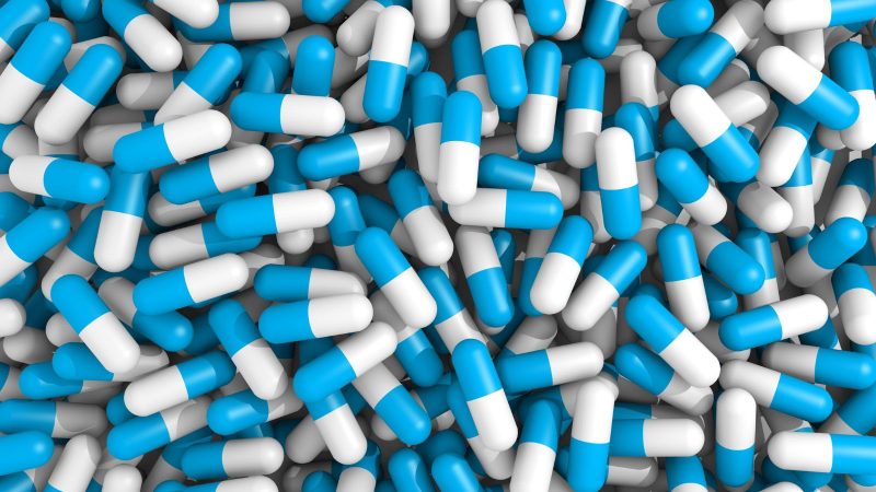 Tadalafila Imagem de vários comprimidos da cor azul e branco para representar a matéria que explica o medicamento tadalafila.