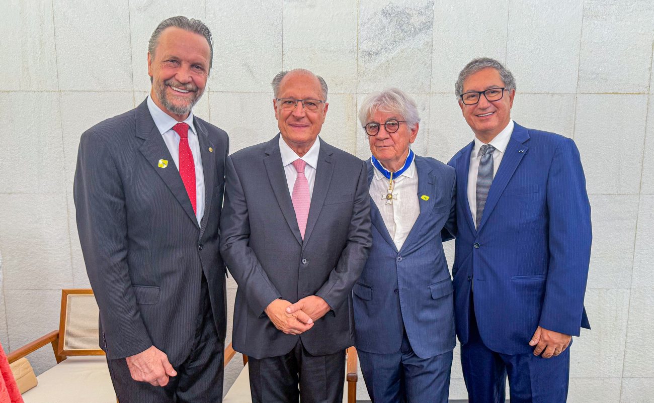 Padre Vilson Groh recebeu homenagem das mãos do vice-presidente Geraldo Alckmin - Foto: Divulgação/ND