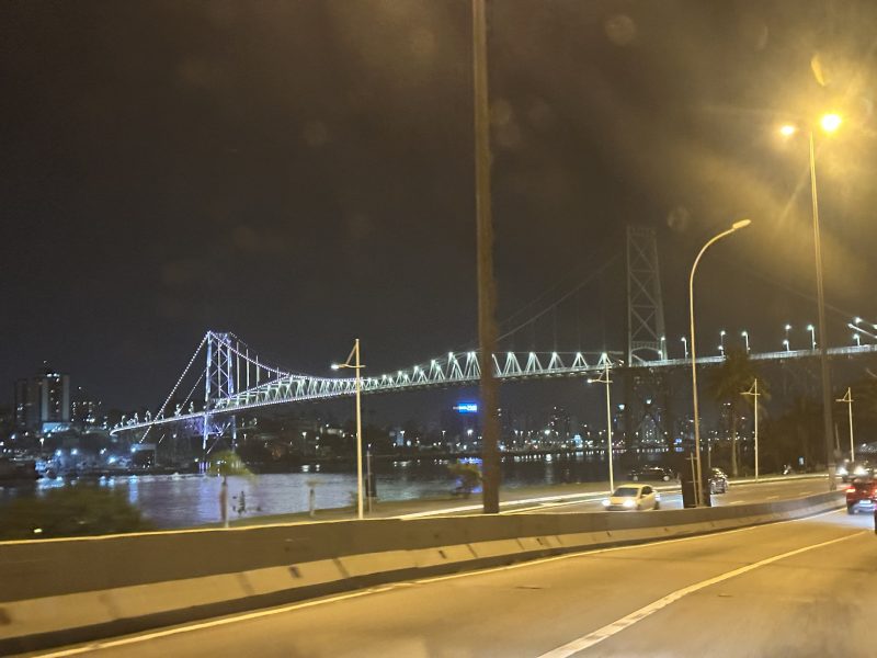 Ponte Hercílio Luz, parcialmente, sem luz