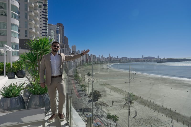 Bruno Cassola, corretor de luxo Foto mostra Bruno Cassola em um empreendimento de frente para o mar em Balneário Camboriú