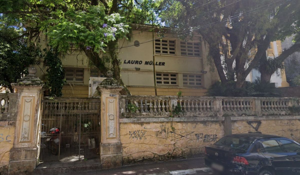Leilão de imóveis: escola histórica de Florianópolis à venda, foto mostra prédio amarelo histórico