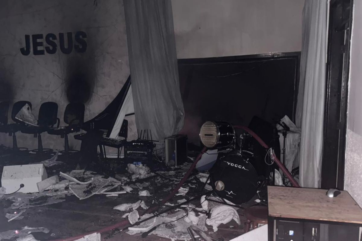 Igreja também foi danificada pelas chamas.  - Alex Pacheco/Atual FM/ND