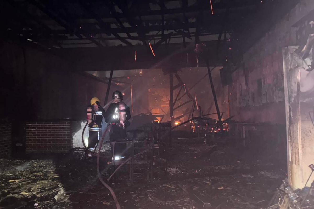 Incêndio de grandes proporções destruiu restaurante.  - Alex Pacheco/Atual FM/ND