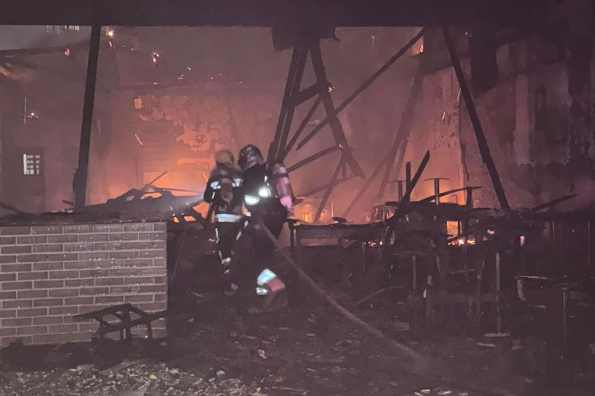bombeiros combatendo incêndio de grandes proporções bombeiros combatendo incêndio de grandes proporções