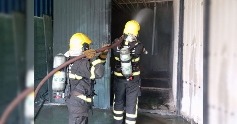 Incêndio em Treviso Incêndio atingiu empresa de Treviso na manhã desta quarta-feira (7)