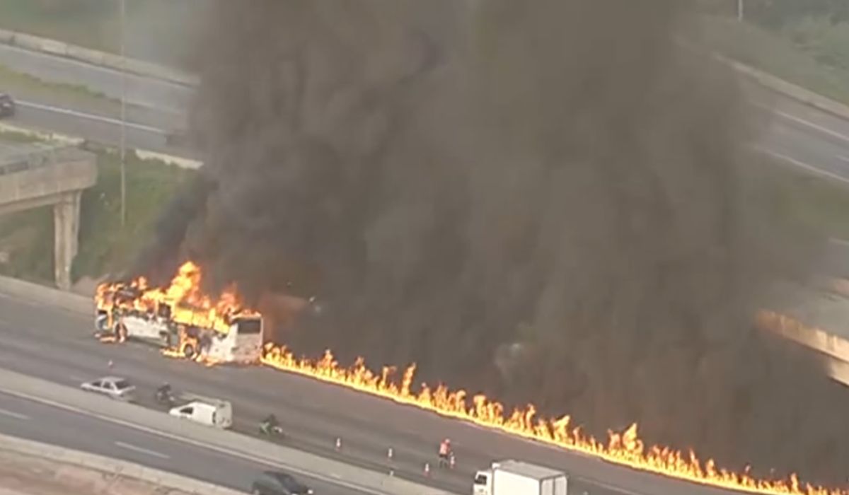 Ônibus pega fogo na rodovia Anhanguera, em São Paulo Ônibus pega fogo na rodovia Anhanguera, em São Paulo