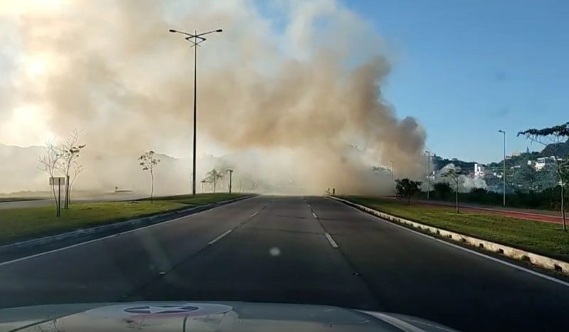 Fumaça que afeta o trânsito em Florianópolis