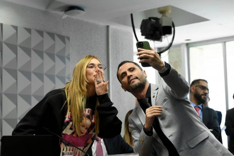 Virgínia no Senado sendo tietada por Cleitinho