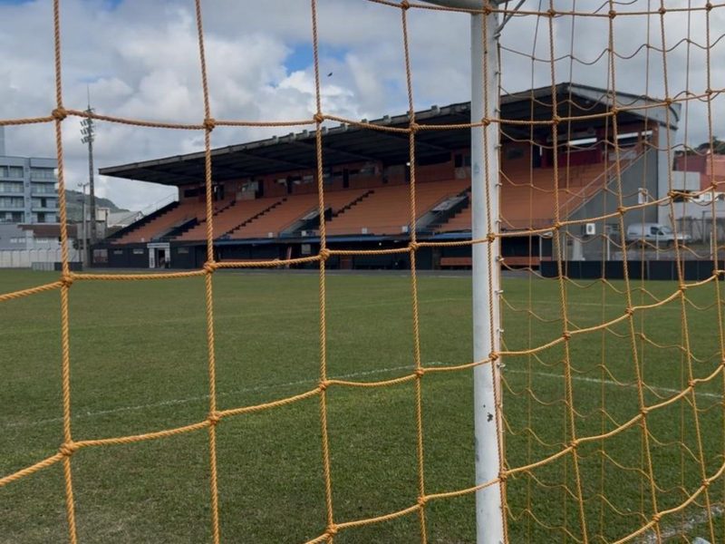 Torcedora que chamou jogador de 'filhote de urubu' é solta após prisão por injúria racial em SC