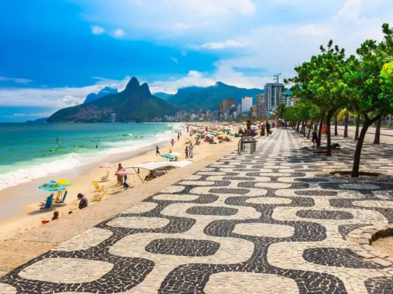 Uma das melhores praias brasileiras, Ipanema, no Rio e Janeiro Uma das melhores praias brasileiras, Ipanema, no Rio e Janeiro