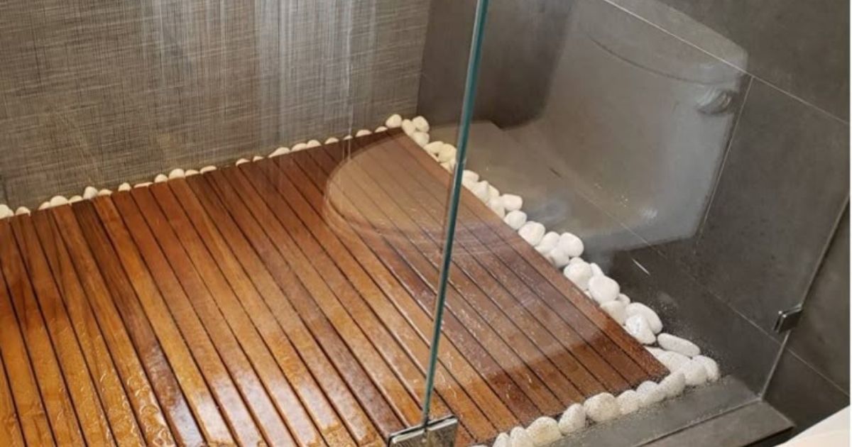 Tapete de bambu no chuveiro Imagem de um tapete de bambu combinado com materiais naturais, para mostrar como sua decoração ficaria em um banheiro