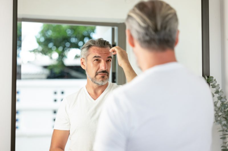 Como escolher o shampoo anticaspa ideal para ter um couro cabeludo saudável