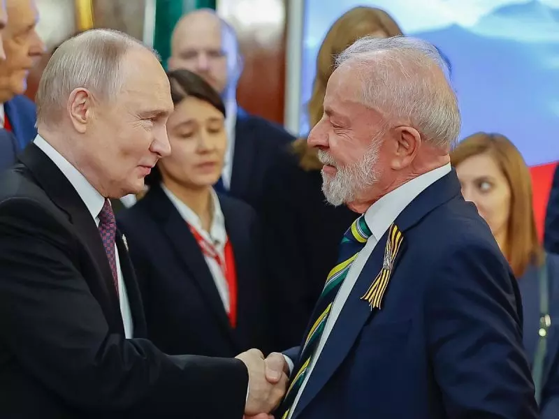 Lula e Putin Lula apertando a mão de Putin