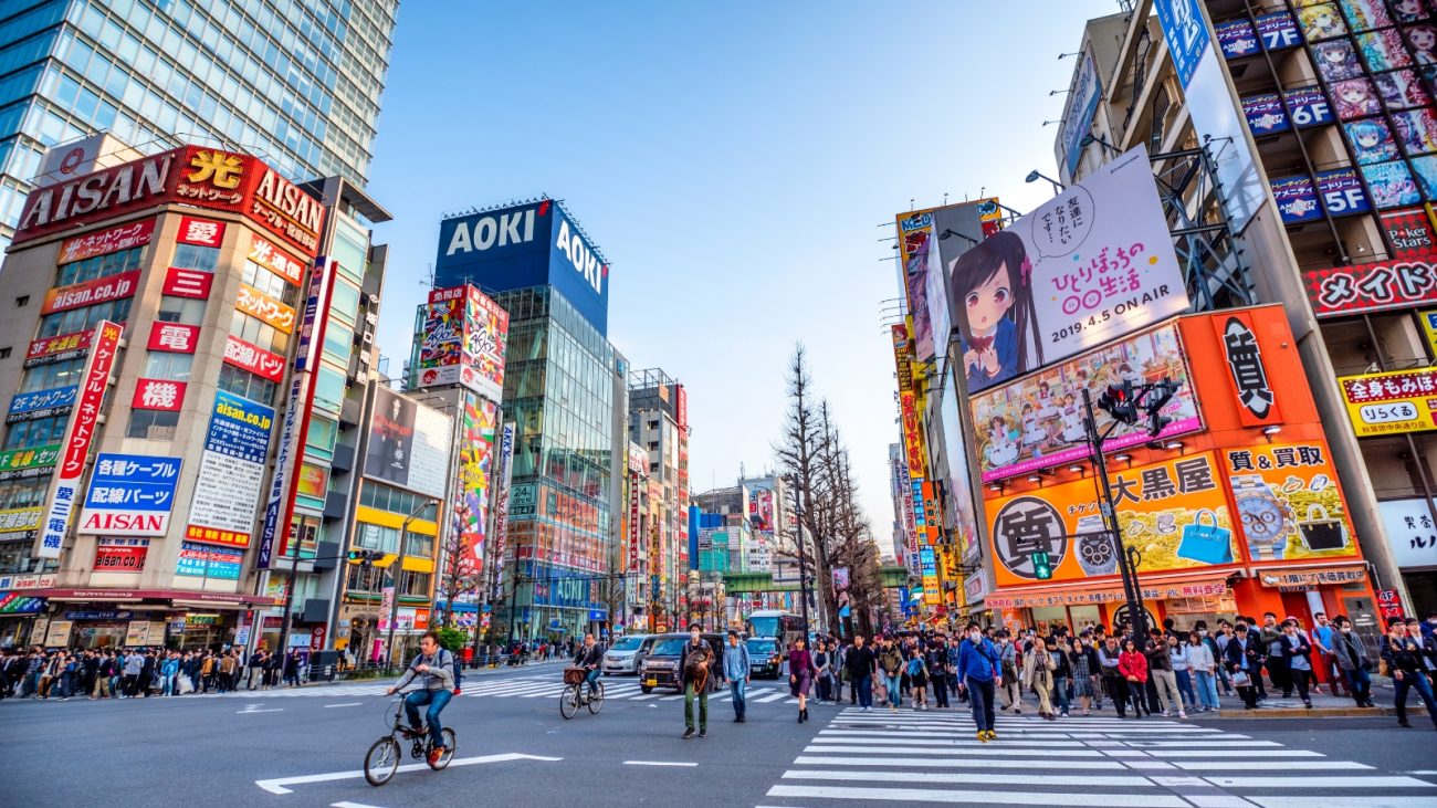 Japão Imagem de rua movimentada com diversos prédios no Japão