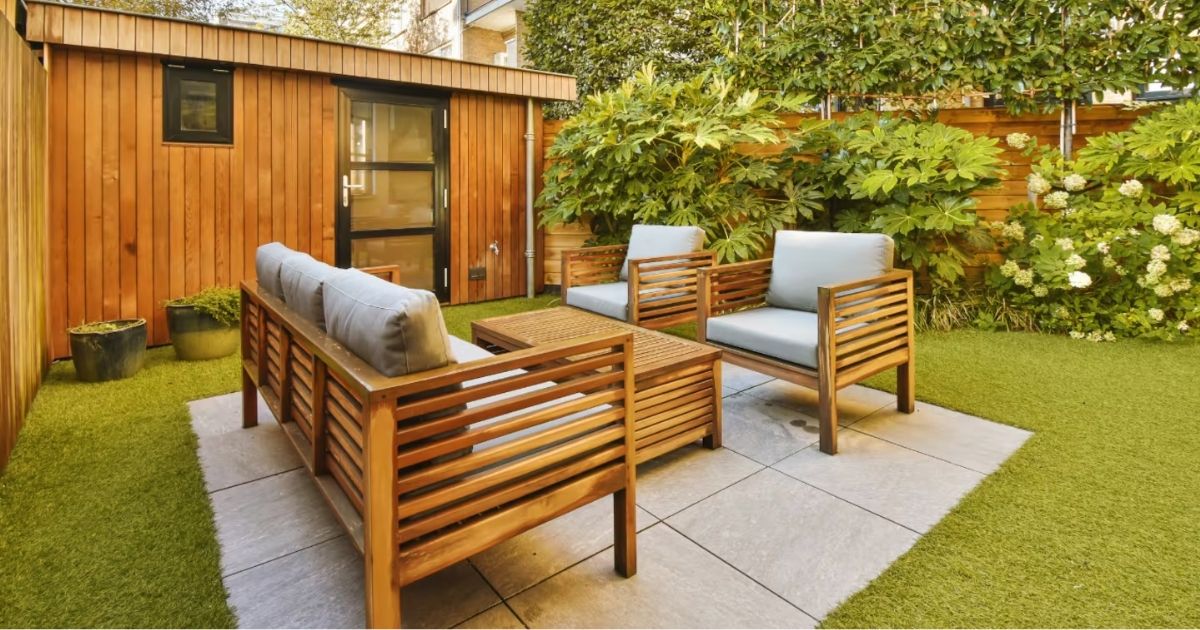 Móveis de madeira para jardim Jardim decorado com móveis e madeira