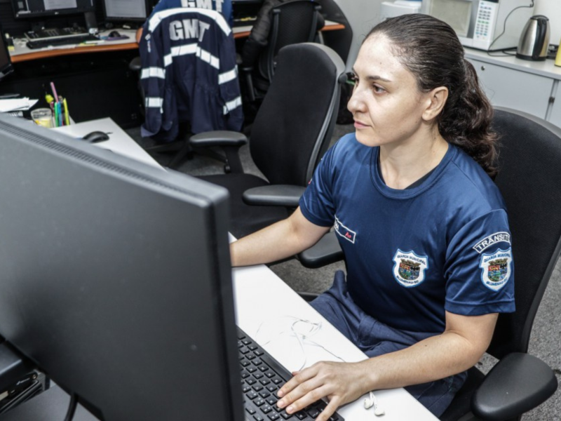 Fernanda trabalhando como agente de trânsito