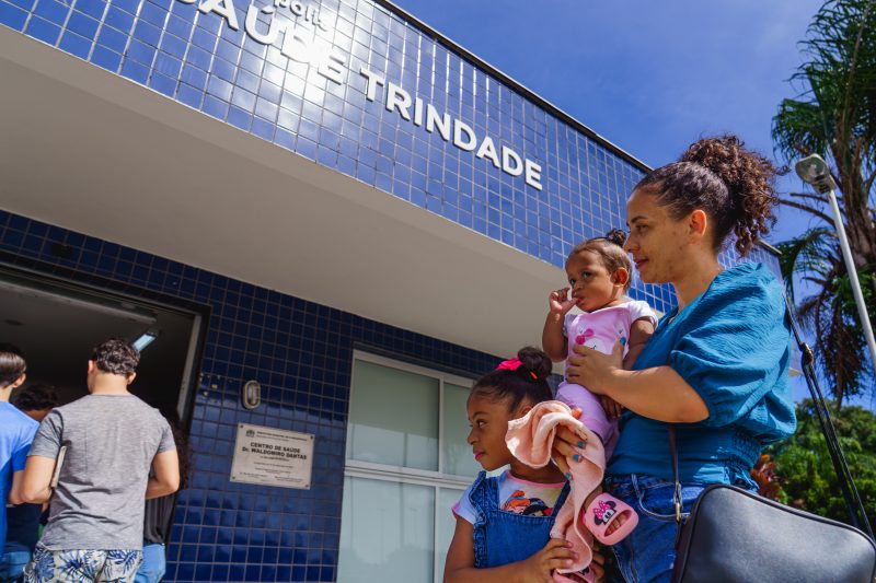 Família no dia d da vacinação em Florianópolis