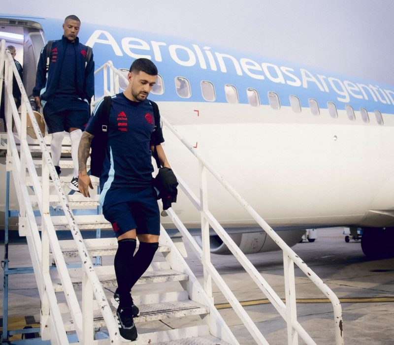 Jogadores do Flamengo desembarcando de avião Jogadores do Flamengo desembarcando de avião