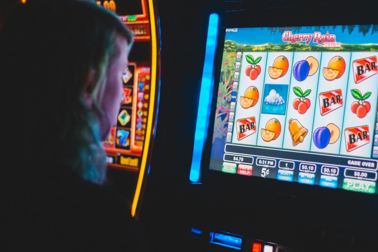 Máquina de caça-níquel em jogo de slot. Artigo sobre melhores jogos de 1 real.