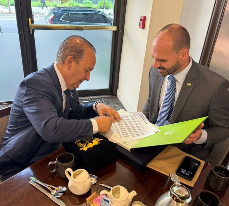 Jorginho Mello presenteou Eduardo Bolsonaro com um livro - Foto: Divulgação/ND