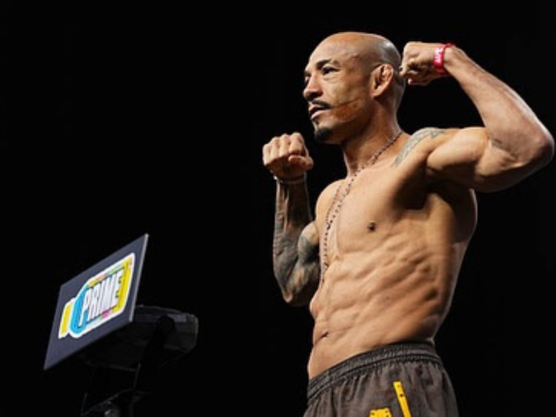 José Aldo posando antes de luta