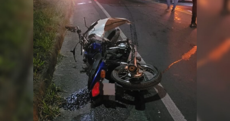 Moto caída no chão Moto caída no chão após acidente de trânsito que matou jovem