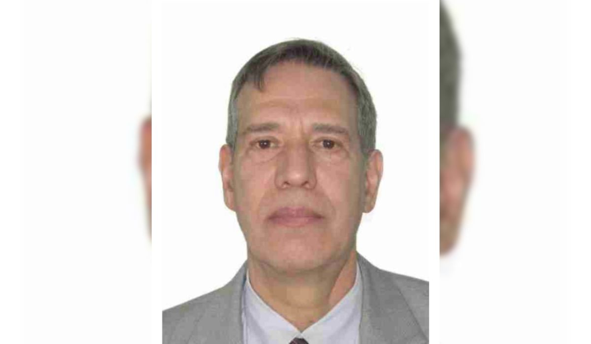 José Eduardo teria criado identidade alternativa por vergonha do próprio nome e história José Eduardo teria criado identidade alternativa por vergonha do próprio nome e história. Na imagem, ele aparece centralizado, com expressão séria. Homem branco, de paletó cinza-claro e camisa branca.