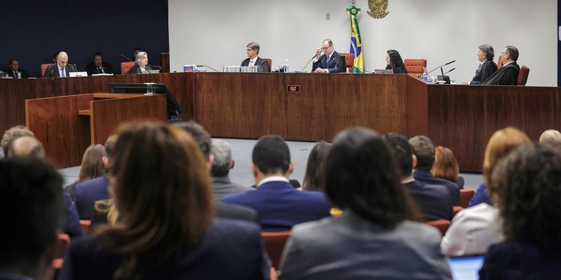 Integrantes do STF Foto mostra integrantes à mesa no STF
