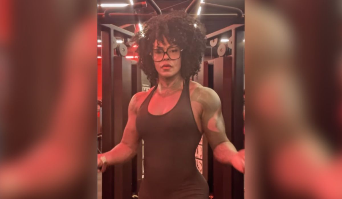 Kely Moraes na academia Kely Moraes, 45 anos, é a fisiculturista confundida com mulher trans