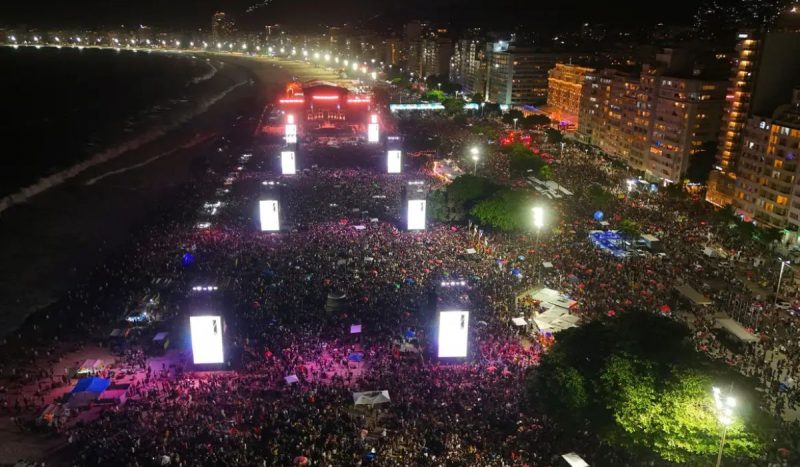 Suspeito de planejar ataque em show da Lady Gaga é solto após pagamento de fiança Suspeito de planejar ataque em show da Lady Gaga é solto após pagamento de fiança. Na imagem, foto de drone mostrando o público no show na praia de Copacabana.