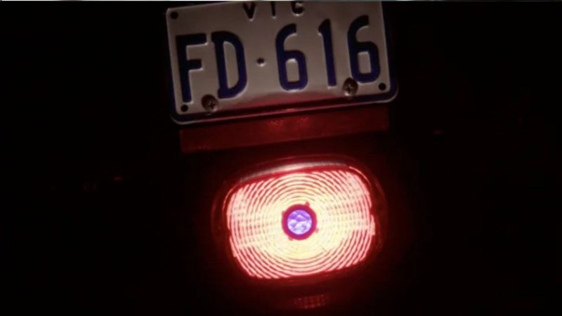na foto aparece pontos azuis nas lanternas traseiras da motocicleta na foto aparece pontos azuis nas lanternas traseiras da motocicleta