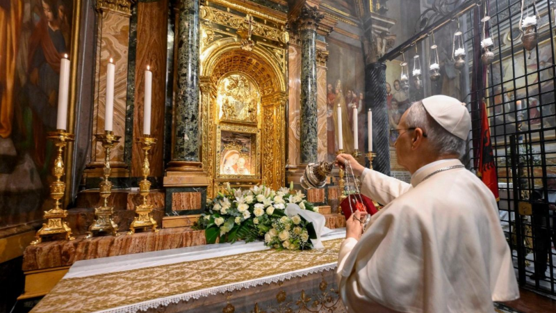 O Papa Leão XIV diante da imagem de Nossa Senhora no Santuário de Nossa Senhora do Bom Conselho O Papa Leão XIV diante da imagem de Nossa Senhora no Santuário de Nossa Senhora do Bom Conselho